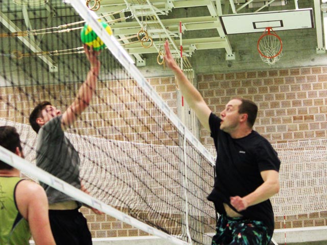 Hobby-Volleyballer in Action: Am Volley-Grümpeli von Volley Smash 05 Laufenburg-Kaisten gibt es jedes Jahr spannende Spiele. Foto: zVg