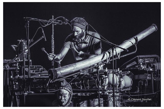 Alexandre Scalisi mit Balafon, Didgeridoo, Drehleier, Maultrommel, Flöte, Beat Box und Bass System, Beat Box und Bass Synthesizer. Foto: zVg