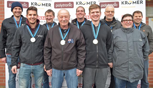 Überraschende Silbermedaille für die SG Oberentfelden mit (von links) Michael Hunziker, Marc Häfliger, Alexander Sacchet, Arthur Wegmüller, Willi Burkhalter, Lukas Burkhalter, Peter Hunziker, Marco Fischer (Betreuer) und Thomas Köchli. Foto: wr