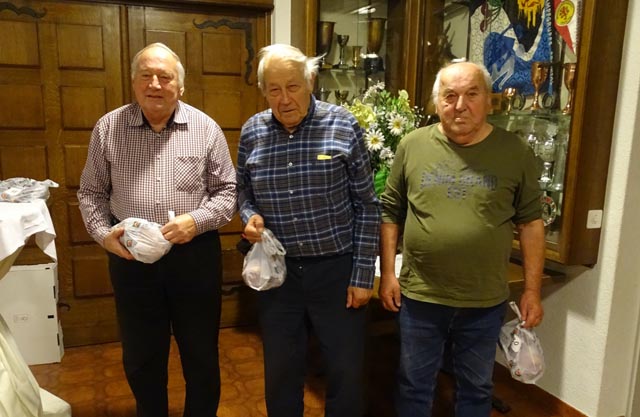 Sepp Wächter aus Sulz (Mitte) gewann vor Sepp Keller aus Wittnau (rechts) im zweiten Rang und Silvan Steinacher aus Sulz im dritten Rang. Foto: zVg