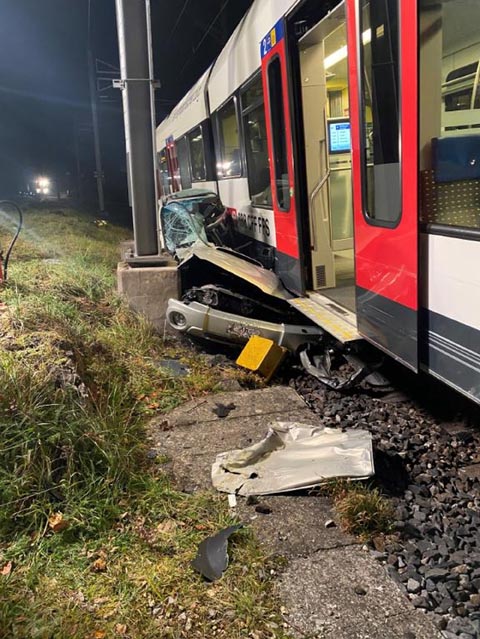 Das Fahrzeug des 32-jährigen Personenwagenlenkers wurde bei der Kollision komplett zerstört, der Fahrer wurde verletzt ins Spital gebracht. Foto: Polizei