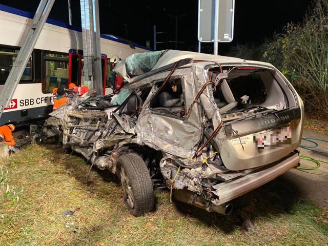 Das Fahrzeug des 32-jährigen Personenwagenlenkers wurde bei der Kollision komplett zerstört, der Fahrer wurde verletzt ins Spital gebracht. Foto: Polizei