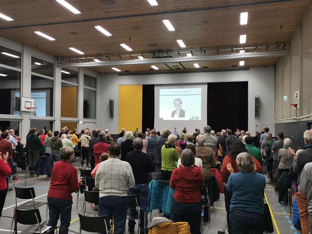 Stehender Applaus für Regine Leutwyler.