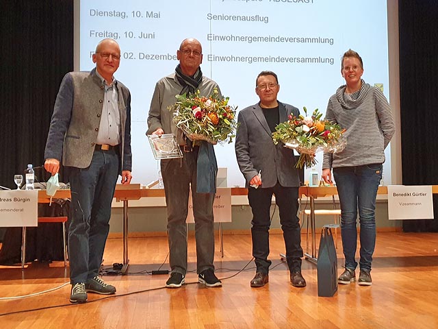 Von links: Zukünftiger Gemeindeammann Benedikt Gürtler, abtretender Gemeinderat Andreas Bürgin, abtretender Gemeinderat Jürgen Schneider und zukünftige Frau Vizeammann Claudia Seewald. Foto: zVg