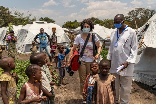 Stiftungspräsidentin Susanne Baumberger beim Rundgang durch das Flüchtlingslager. Foto: zVg