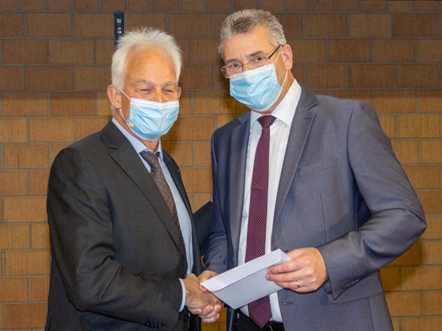 Vizeammann Christian Fricker (links) wird von Gemeindeammann Daniel Suter verabschiedet. Foto: Paul Gürtler