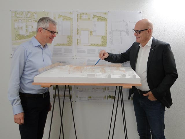 Stadtbaumeister Urs Affolter (rechts) und sein Stellvertreter und Nachfolger Lorenz I. Zumstein. Foto: zVg