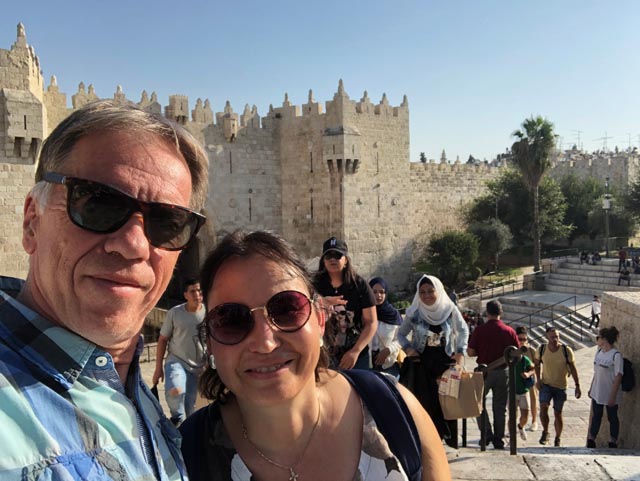 Leszek und Christine Ruszkowski-Hauri vor dem Damaskustor in Jerusalem beim Rekognoszieren für die Gemeindereise. Foto: zVg