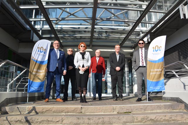 Freuen sich auf ein von zahlreichen Höhepunkten durchzogenes Stadtjubiläumsjahr (von links): Klaus Schäuble (Förderverein), Rolf Brugger (Förderverein), Cornelia Rösner (Bürgerstiftung), Norbert Dietrich (Bürgerstiftung), Oberbürgermeister Klaus Eberhardt und Kulturamtsleiter Dario Rago. Foto: zVg