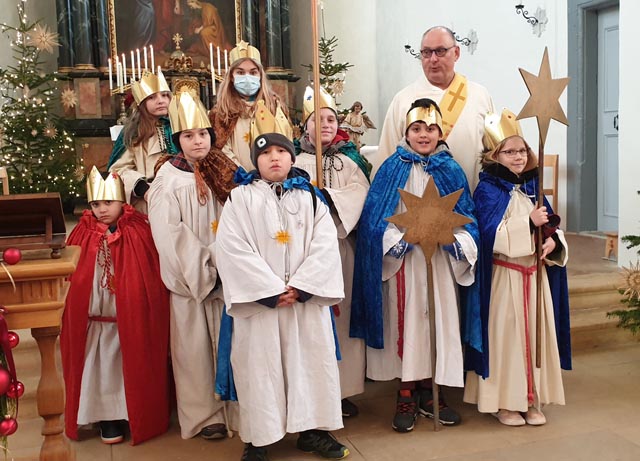 Die Sternsinger waren in Hornussen und Bözen unterwegs. Auf dem Foto fehlen die beiden Sternsingerinnen, die Mini-Dienst hatten. Foto: zVg