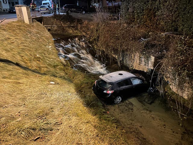 Aus noch unbekannter Ursache fuhr der Lenker dieses Pkw in einer Kurve geradeaus und landete im Bachbett. Foto: Polizei