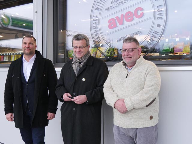 Roger Vogt, Franco Mazzi und Jürgen Spalinger freuen sich über das neue Konzept des Avec-Shops am Weidenweg in Rheinfelden. Foto: Jörn Kerckhoff