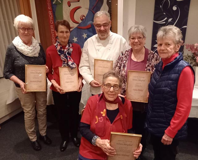 Bild (von links): Auszeichnung für die Ehrenmitglieder Rosmarie Brogle, Brigitt Käser, Franz D. Brogle, Doris Widmer, Mary Dinkel sowie Karoline Käser (nicht auf dem Bild: Claire Schmid). Foto: zVg