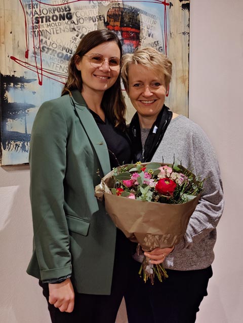 Die neue Präsidentin Käthi Näf (links) verabschiedet ihre Vorgängerin Anna Treier. Foto: zVg