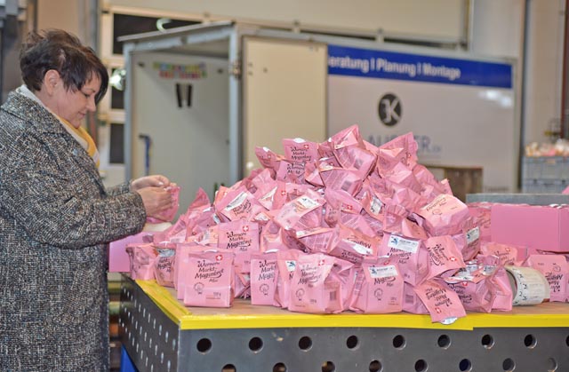 1800 Pakete im Akkord abgefüllt: Das OK des Aargauer Kantonalschützenfestes 2023 überrascht alle Schützenvereine der Schweiz. Foto: wr