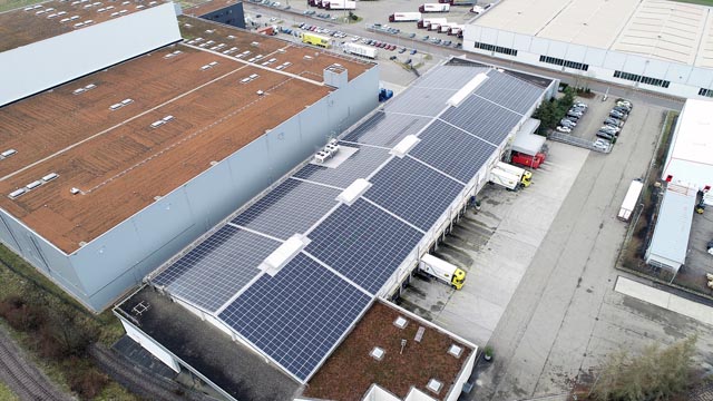 Photovoltaikanlage auf dem Dach der Rodi Fructus AG in Möhlin. Foto: AEW