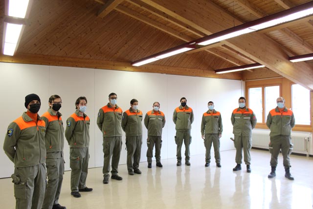 Wurden befördert (von links): Fabio Santalucia, Manuel Hasler, Michael Thommen, Raphael Willi, Benjamin Scheiber, Raphael Lemblé, Patrik Amsler, Alain Froidevaux, Maurizio Demski, Jonny Fuchs. Foto: zso