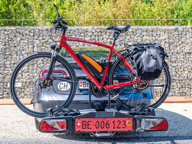 Das neue dritte Kontrollschild hat es eine rote statt weisse Grundfarbe. Foto: zVg