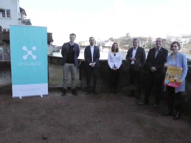 Celestino Möhr, Joel Singh, Christine Schibler, Franco Mazzi, Klaus Eberhardt und Stefanie Franosz (von links) bauen auf den digitalen Dorfplatz. Foto: Jörn Kerckhoff