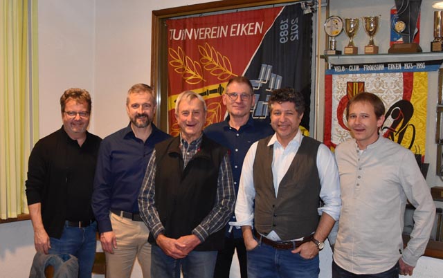 Der gewählte Vorstand mit den Geehrten: (v.l.) Markus Gilgen (neues Ehrenmitglied), Ivo Jegge (Präsident), George Berger (50 Jahre Vereinstreue), Silvan Erni, Toni Quaresima, Roger Müller. Foto: zVg