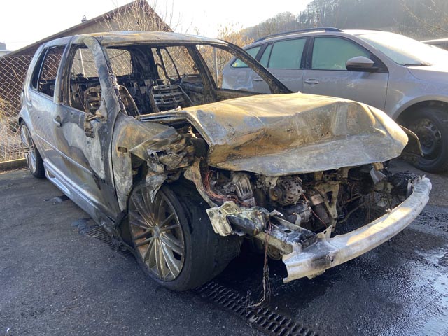 Der Personenwagen brannte nach der Kollision komplett aus. Foto: Polizei