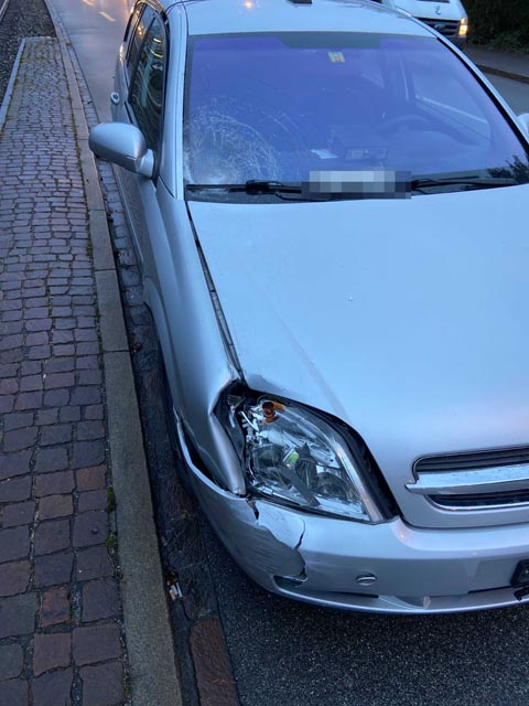 Bei dem Zusammenprall verletzte das Auto einen Zwölfjährigen schwer. Foto: Polizei