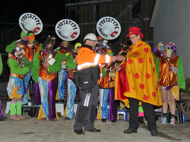 Gemeinderat Willy Burkhalter (links) übergibt Narrenvater Marco Zaugg den Schlüssel zum Gemeindehaus. Foto: Jörg Wägli