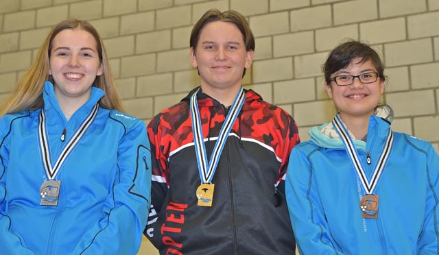 Der Burger Geri Zoller siegte im Final der Gewehrelite vor den favorisierten Selina Koch (links) und Darunee Frossard von den Sportschützen Wettingen-Würenlos. Foto: wr