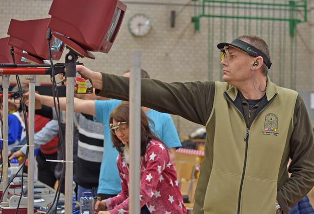 Pistolenschützen Dieter Grossen auf dem Weg zum neuen Aargauer Finalrekord. Foto: wr