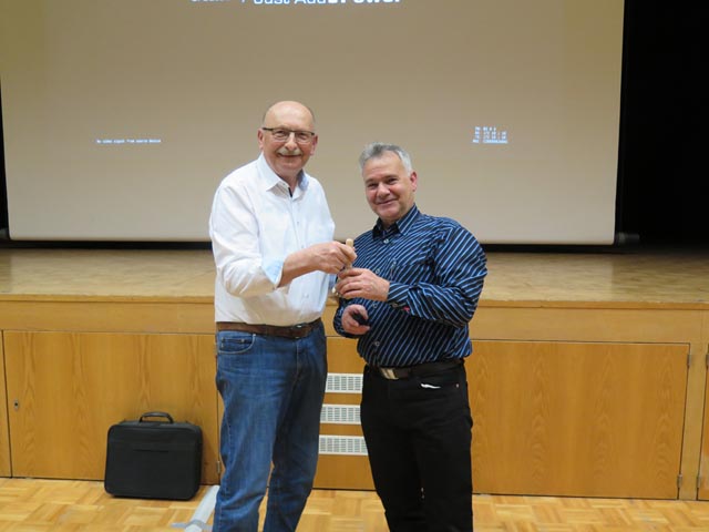 Symbolisch überreichte der scheidende Präsident Werner Senften (links) den Schlüssel an seinen Nachfolger Christoph Brunner. Foto: zVg