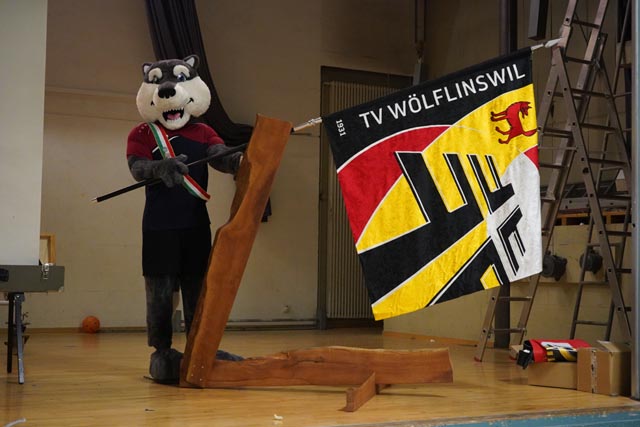Vereinsmaskottchen Lobo mit der neuen Vereinsfahne Foto: zVg