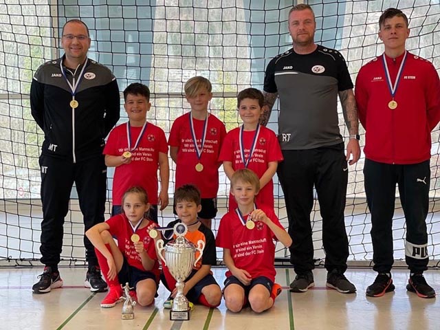 Die E-Jugend des FC Stein holte sich den Siegerpokal beim Turnier in Windisch. Foto: zVg