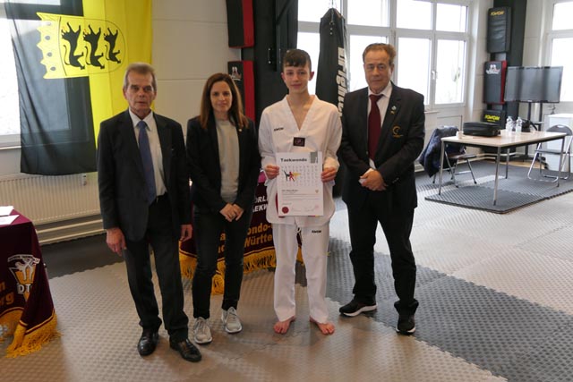 Ein glücklicher Dario Bruno inmitten des Prüfungs-Komitees. Foto: zVg