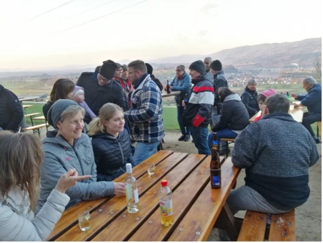 Gut gelaunt feierten die Mumpfer ihre Postleitzahl. Foto: zVg