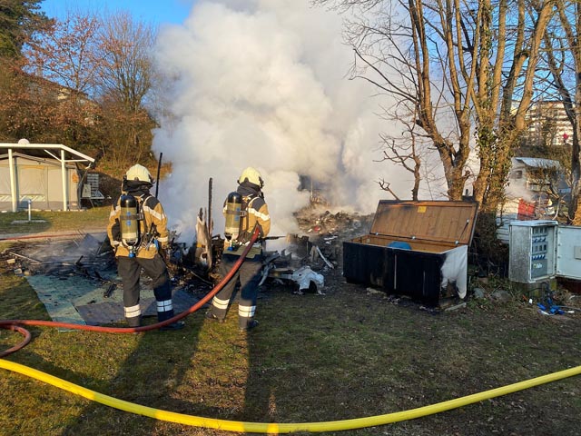 Die beiden Wohnwagen wurden komplett zerstört. Foto: Polizei
