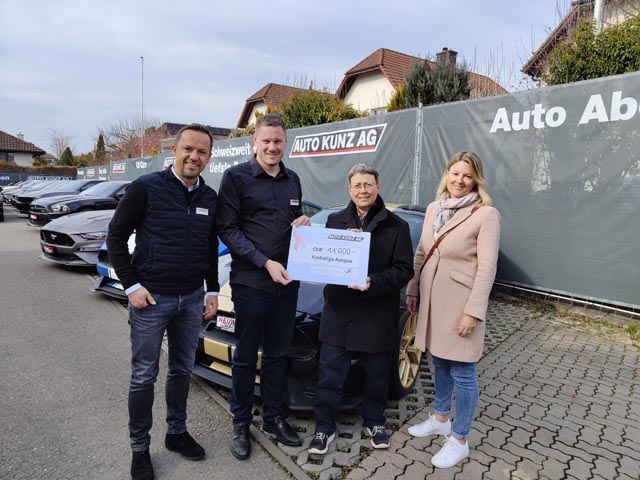 David Rygula (CEO) und Martin Büchel (Verkaufsleiter) Auto Kunz, Daniela Mustone (Geschäftsführerin) und Sandra Donat (Leiterin Kommunikation &amp; Fundraising) Krebsliga Aargau. Foto: zVg