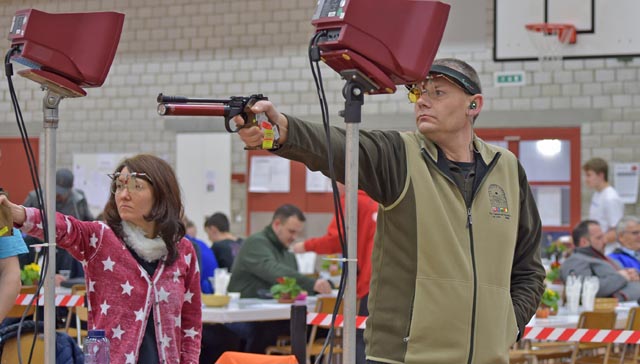 Das Aargauer Pistolen-Dreamteam: Tamara Vock und Dieter Grossen gewannen bei den Mixedteams den Schweizer-Meister-Titel. Foto: wr