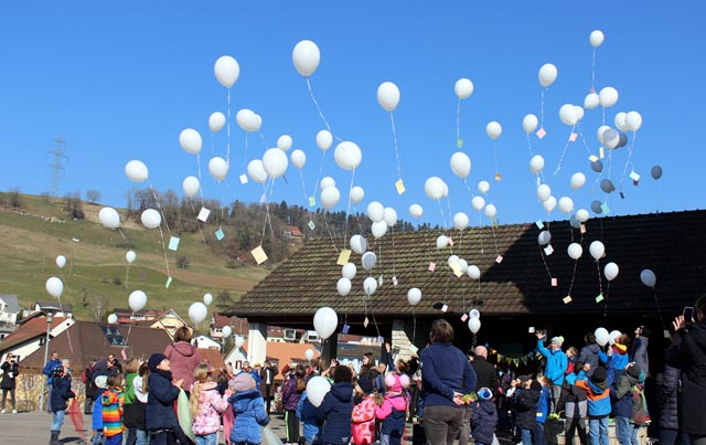 120 Funken der Hoffnung fliegen in den blauen Himmel hinauf. Foto: Dieter Deiss 