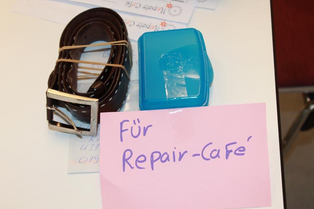 Der Gurt lag am Morgen schon vor der Tür. Die defekte Schnalle ist bereits geflickt. Foto: Sonja Fasler Hübner