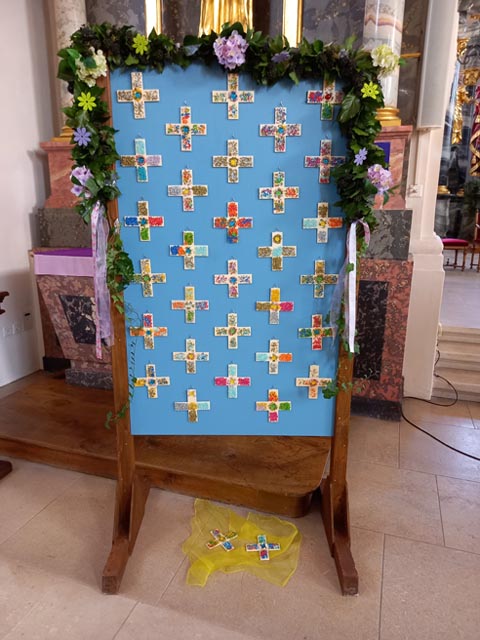 Die selbstgestalteten Kreuze der Kinder. Foto: Daniela Grether