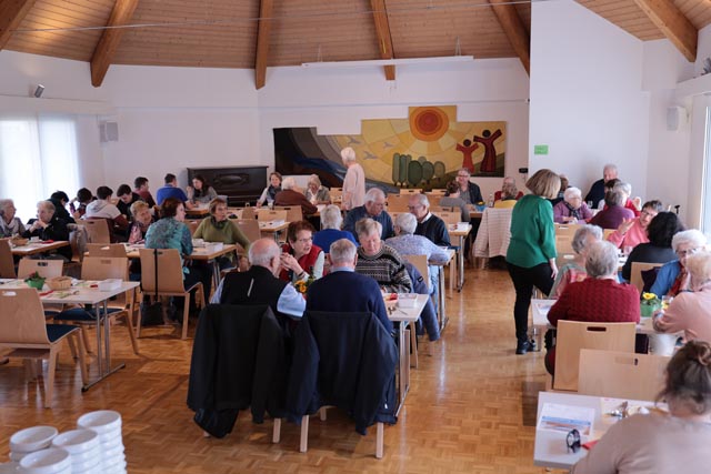 Jung und Alt genossen am Suppentag im reformierten Kirchgemeindezentrum in Stein das kulinarische Angebot mit Suppe und Kuchen. Foto: Barbara Weilenmann
