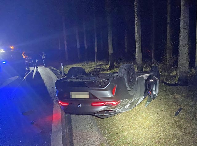Am fabrikneuen Mietwagen entstand mutmasslich Totalschaden. Foto: Polizei AG