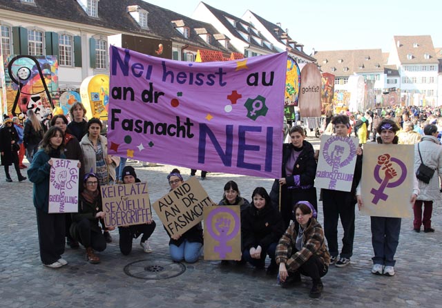 Die JUSO BL und BS protestiert gegen sexistische Übergriffe an der Basler Fasnacht. Foto: zVg
