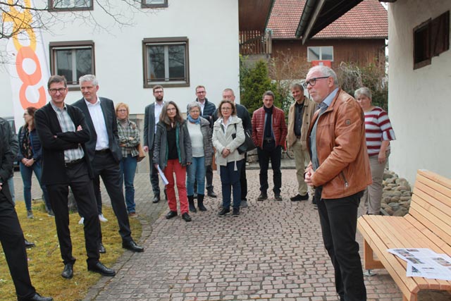 Der Vizepräsident des Juraparks, Ruedi Lüscher, konnte Vertreter von Gemeinden, Sponsoren sowie des Forstbetriebs und der Schreinerei zur Einweihung der Jurapark-Sitzbank vor der alten Trotte in Effingen begrüssen. Foto: Sonja Fasler