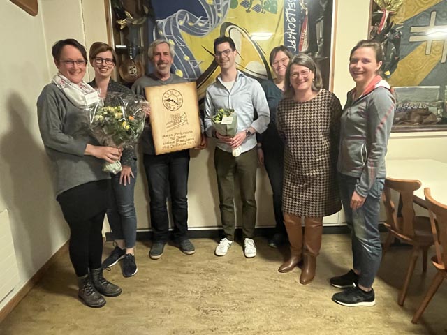 Vorstand, Geehrte und neuer Dirigent: Martina Buchmüller, Eveline Guarda, Anton Freiermuth, Fabian Schneider, Jasmin Hanke, Christine Brogli, Andrea Manhartsberger (von links) Foto: zVg