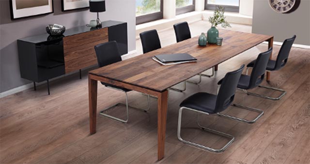 Ausziehtisch in Nussbaum massiv, 200(300) x 100 cm statt 4192.- Fr. 3355.- Foto: Möbel Meier