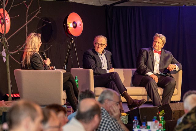 Sandra Schiess, Moderation; Thomas A. Müller, VRP Raiffeisen Schweiz; Dr. Jascha Schneider-Marfels, VRP Raiffeisenbank Wegenstettertal (von links). Foto: Markus Raub