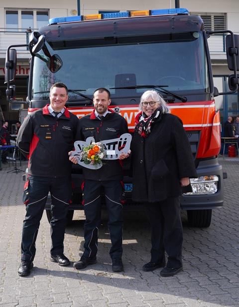 Freude am neuen TLF (von links): Daniel Grüter, Kommandant, Daniel Knechtle, Vize-Kdt und Chef Beschaffungskommission, und Claudia Brändle von der Firma Tony Brändle AG. Foto: Nathalie Aerni