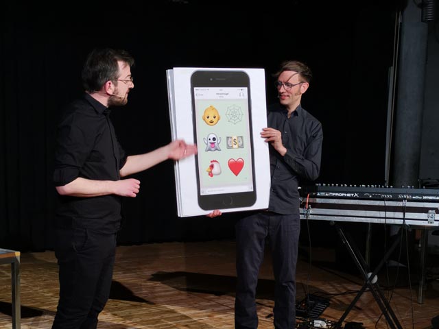 Ein Liebesbrief in Emoji-Sprache: Kilian Ziegler und Samuel Blatter helfen beim Entschlüsseln – und regen mit ihrem Wortwitz zum Nachdenken und Schmunzeln an. Foto: Astrid Pfoster