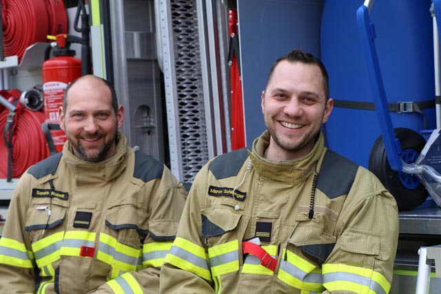 Umweltschutzanliegen im Fokus: Daniel Kobelt (l.) und Marco Schlienger sind engagierte Feuerwehrleute. Foto: Paul Roppel